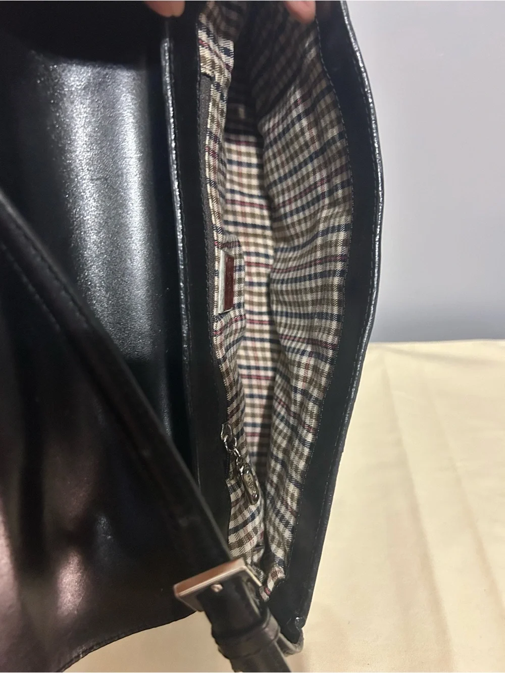 VTG Cole Haan Shoulder Bag Sleek Leather Minimalist Adjustable Strap Black Lined